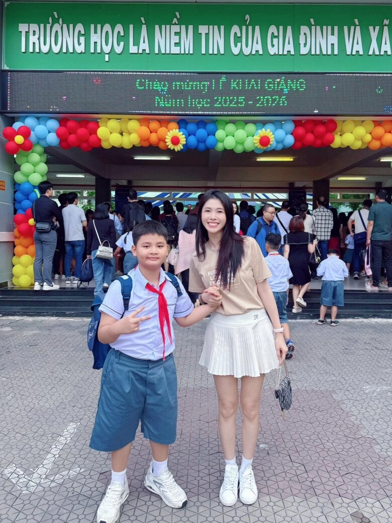 Con sao việt tưng bừng khai giảng quý tử đăng khôi ở biệt thự vẫn học trường công ái nữ hồng đăng được bố mẹ tháp tùng - 4