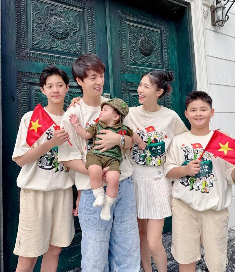 Con sao việt tưng bừng khai giảng quý tử đăng khôi ở biệt thự vẫn học trường công ái nữ hồng đăng được bố mẹ tháp tùng - 5