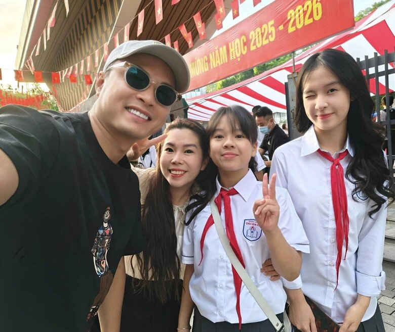 Con sao việt tưng bừng khai giảng quý tử đăng khôi ở biệt thự vẫn học trường công ái nữ hồng đăng được bố mẹ tháp tùng - 6