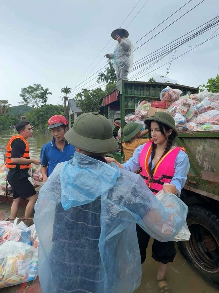 Con sao việt ủng hộ vùng lũ lọ lem - hạt dẻ góp 200 triệu con đinh ngọc diệp đập ống heo tiết kiệm 5 năm - 5
