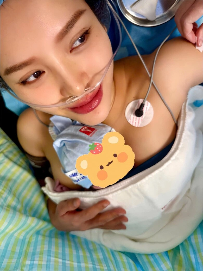 Con thứ 3 của phương trinh jolie chào đời sớm hơn dự tính mẹ bỉm xinh như đi sự kiện trên bàn đẻ - 2