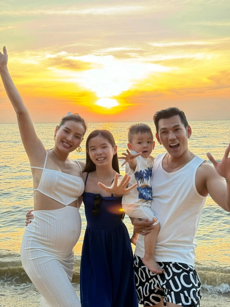 Phương trinh jolie uốn dẻo lộn ngược người yoga ke đầu ở tháng cuối thai kỳ khiến ai nhìn cũng choáng - 10