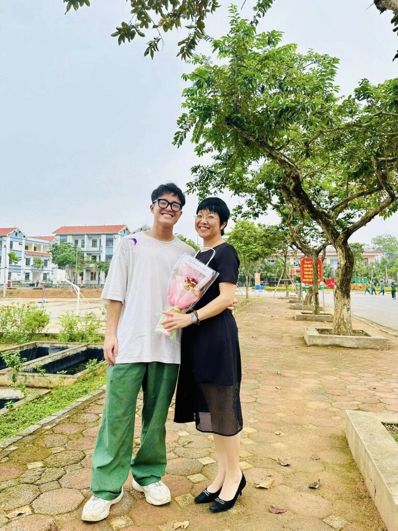 Con trai công lý dính như sam với thảo vân dù đã gần 20 tuổi nữ mc ở cạnh quý tử nhìn như 2 chị em - 2