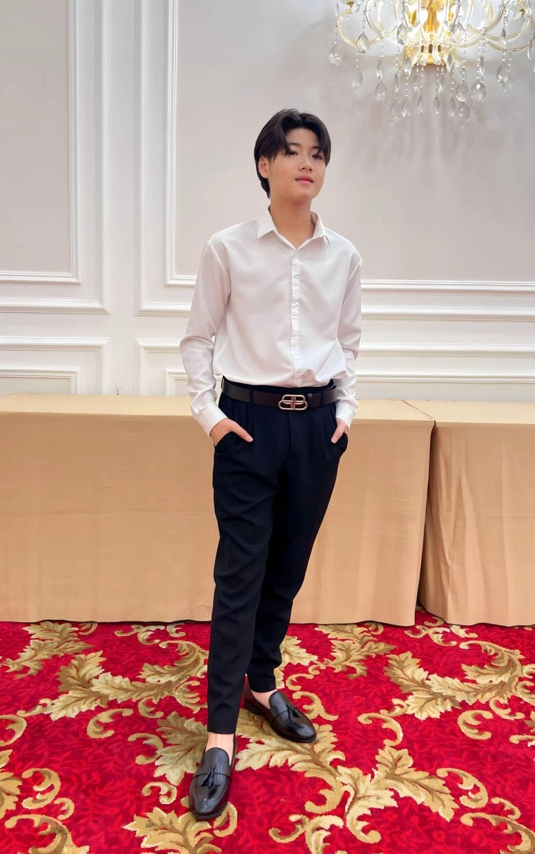 Con trai của lâm vỹ dạ ở tuổi dậy thì mắc cỡ vì bị mẹ hôn cảm thấy bình thường khi phụ huynh nổi tiếng - 4