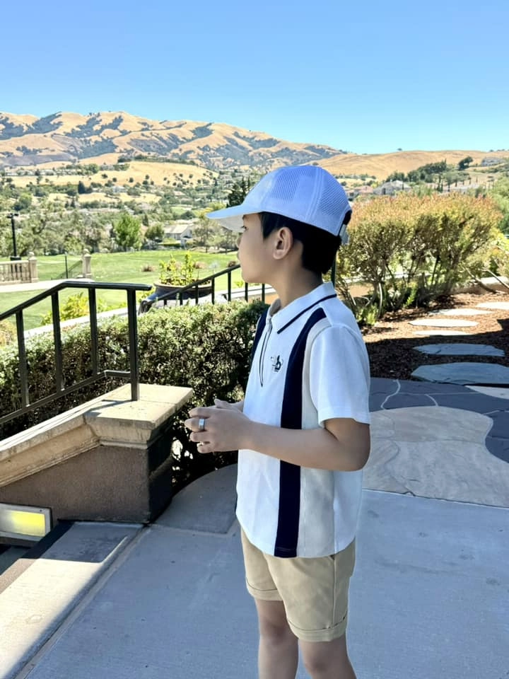 Con trai đan trường đội nắng chơi golf ở khu biệt thự sang trọng ra dáng doanh nhân thành đạt dù mới 7 tuổi - 3