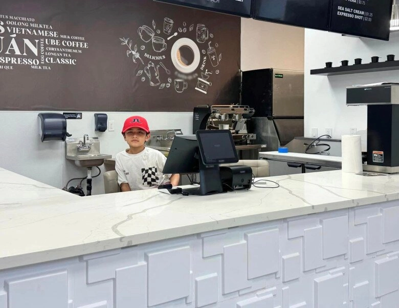 Con trai đan trường lái xe trong gara bạc tỷ ra dáng ceo nhí đi kiểm tra gia tài ba mẹ tặng - 1