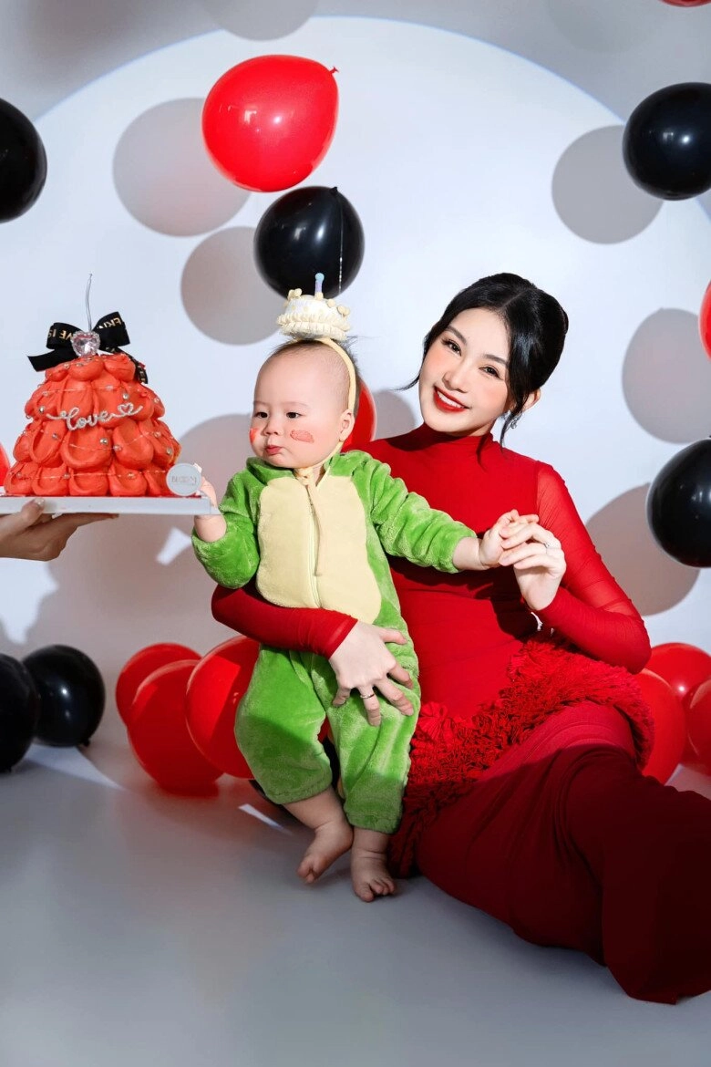 Con trai hoa hậu lê âu ngân anh hóa thành em bé hòa bình gương mặt như sao y bản chính từ bố btv - 9