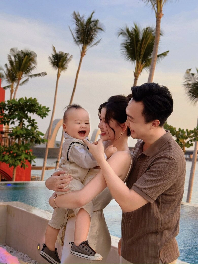 Con trai hoa hậu lê âu ngân anh hóa thành em bé hòa bình gương mặt như sao y bản chính từ bố btv - 12