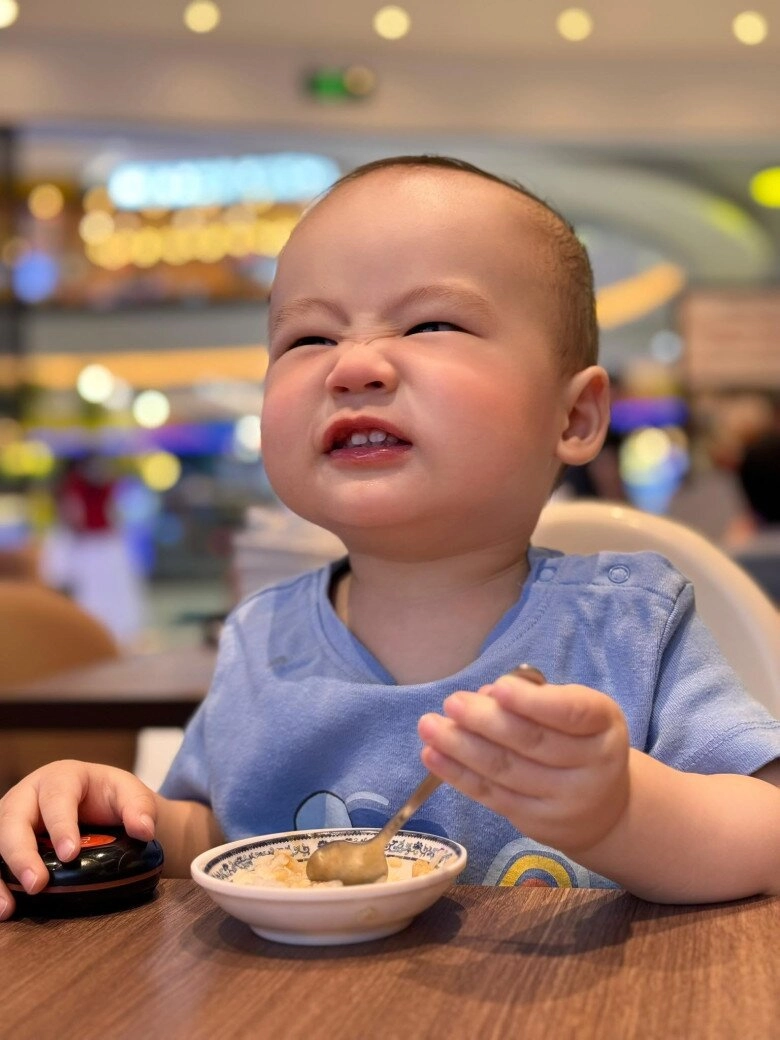 Con trai hoa hậu lê âu ngân anh hóa thành em bé hòa bình gương mặt như sao y bản chính từ bố btv - 13