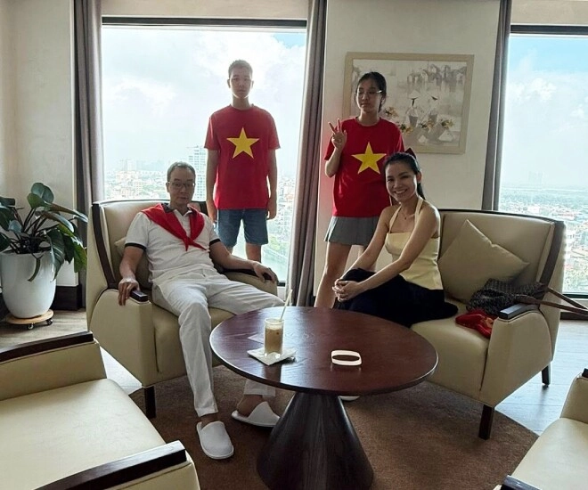 Con trai hoa hậu thùy lâm như người khổng lồ khi chụp ảnh cùng gia đình mới 14 tuổi đã sắp chạm ngưỡng 1m9 - 1