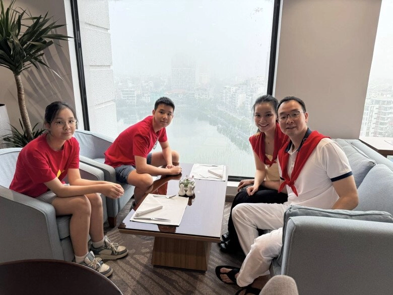 Con trai hoa hậu thùy lâm như người khổng lồ khi chụp ảnh cùng gia đình mới 14 tuổi đã sắp chạm ngưỡng 1m9 - 2