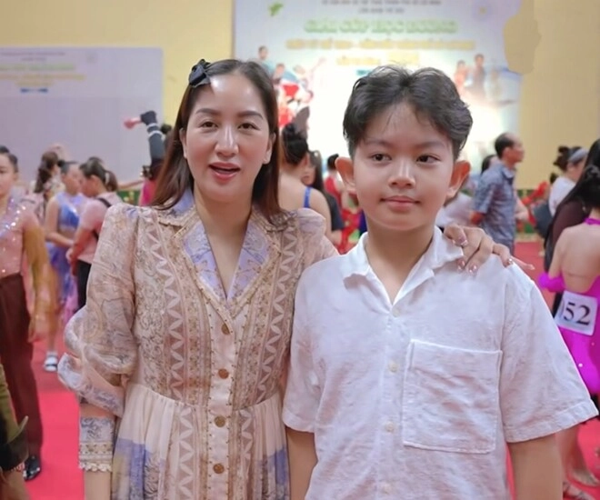 Con trai khánh thi - phan hiển 9 tuổi đã cao 1m5 ấn tượng ngoại hình điển trai được khán giả bu quanh xin chữ ký - 1