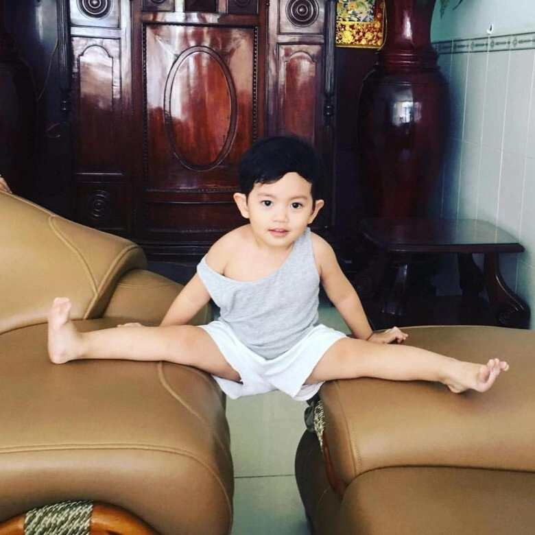 Con trai khánh thi - phan hiển 9 tuổi đã cao 1m5 ấn tượng ngoại hình điển trai được khán giả bu quanh xin chữ ký - 2