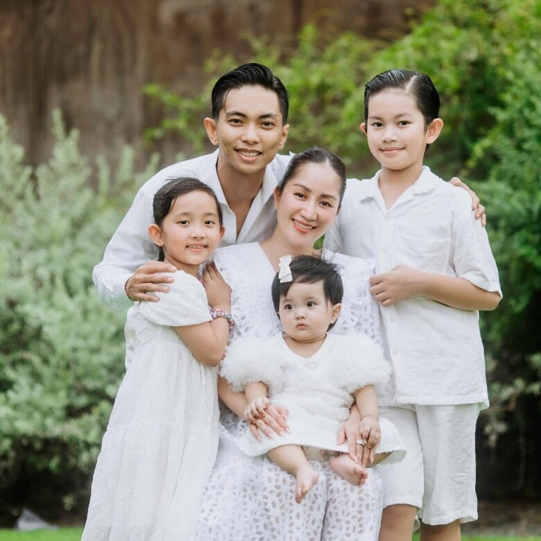 Con trai khánh thi - phan hiển 9 tuổi đã cao 1m5 ấn tượng ngoại hình điển trai được khán giả bu quanh xin chữ ký - 9