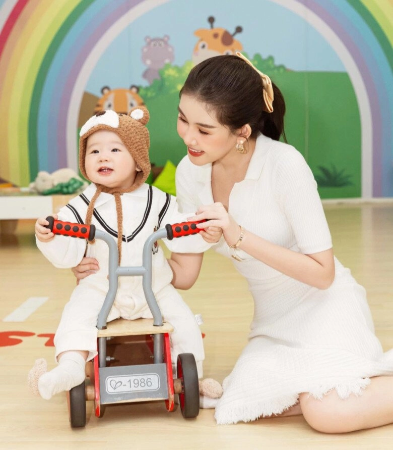 Con trai lê âu ngân anh 1 tuổi đã làm chủ tịch dự họp công ty ngoại hình tuấn tú hay cười cực đốn tim - 9