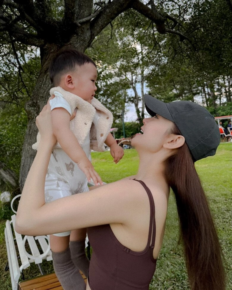 Con trai minh hằng chưa đón sinh nhật quà đã đầy nhà ngoại hình được nhận xét không giống ba khiến mẹ bối rối - 3