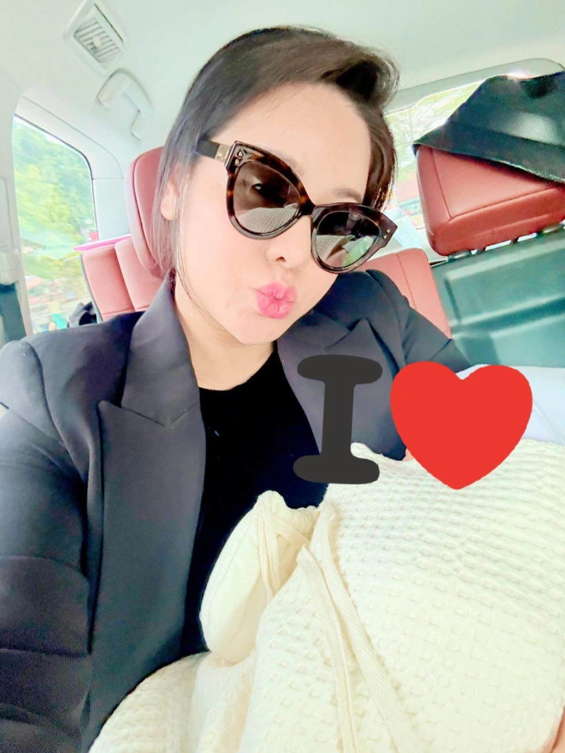 Con trai nhật kim anh đi từ cần thơ lên tp hcm thăm mẹ nhìn thấy em gái liền hôn nhẹ trông cực yêu - 5