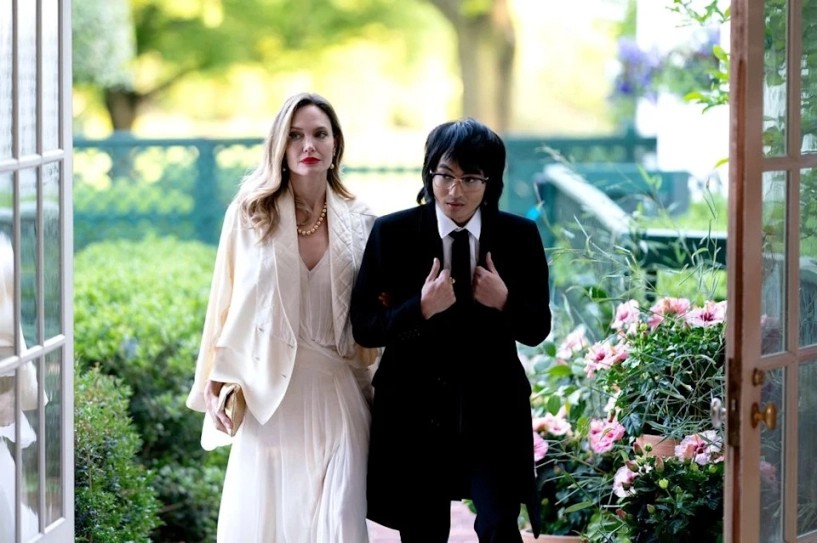 Con trai nuôi được angelina jolie giao trọn tài sản trị giá 2600 tỷ đồng là ai - 6