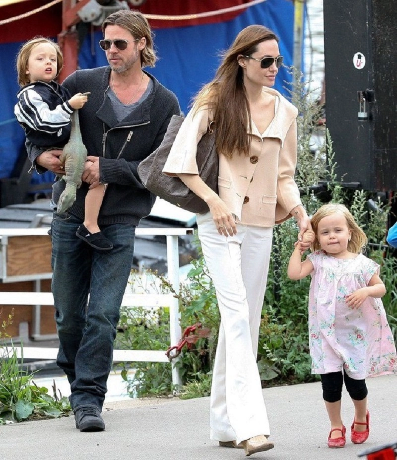Con trai ruột duy nhất của angelina jolie và brad pitt ngoại hình y đúc bố từng ra công viên bán đồ ăn cho thú cưng - 1