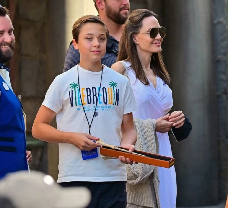 Con trai ruột duy nhất của angelina jolie và brad pitt ngoại hình y đúc bố từng ra công viên bán đồ ăn cho thú cưng - 5