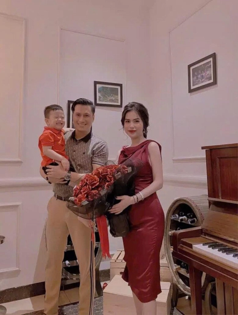 Con trai việt anh sưu tập huy chương để làm quà cưới cho mẹ và dượng 7 tuổi đã oách hơn bố ruột - 2