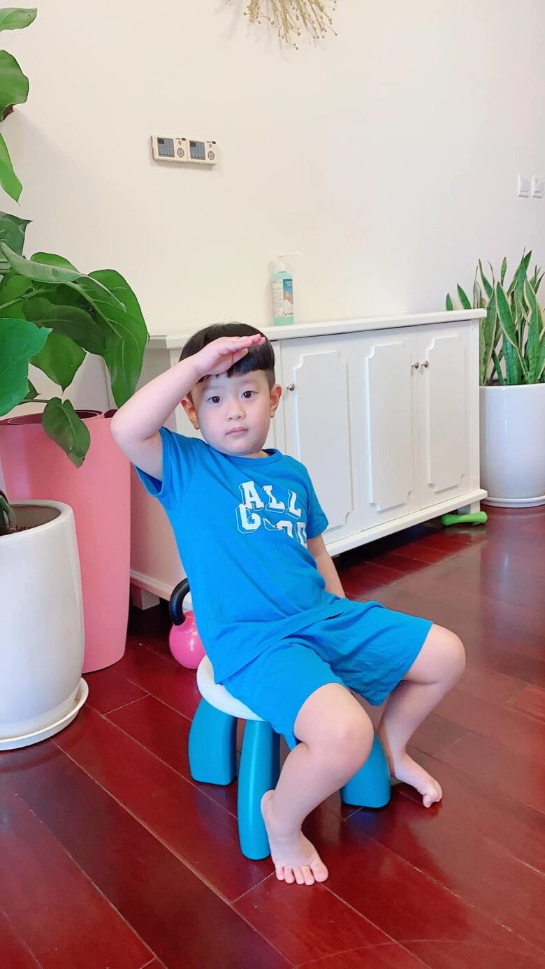 Con trai việt anh sưu tập huy chương để làm quà cưới cho mẹ và dượng 7 tuổi đã oách hơn bố ruột - 4