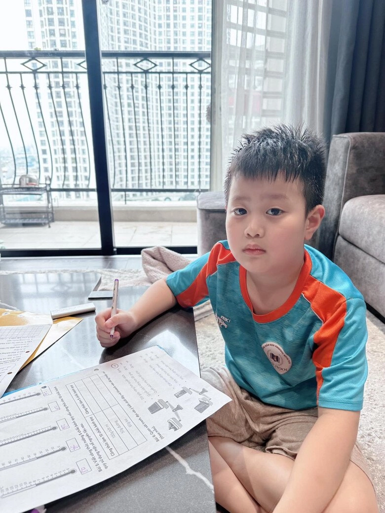 Con trai việt anh sưu tập huy chương để làm quà cưới cho mẹ và dượng 7 tuổi đã oách hơn bố ruột - 7