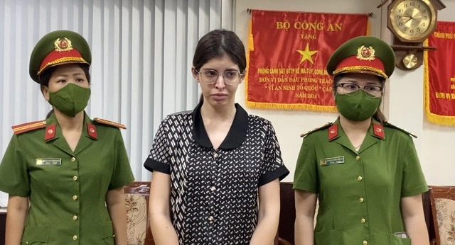 Công an tphcm chính thức bắt ca sĩ chi dân người mẫu an tây - 1