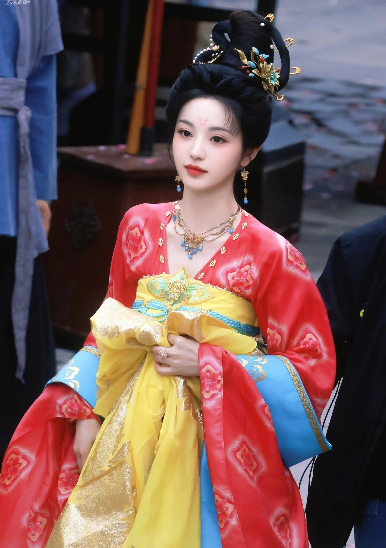 Công chúa đẹp nhất showbiz chỉ nhờ 3 thói quen nhỏ để có tóc dày tới mức đóng cổ trang không cần dùng tóc giả - 1
