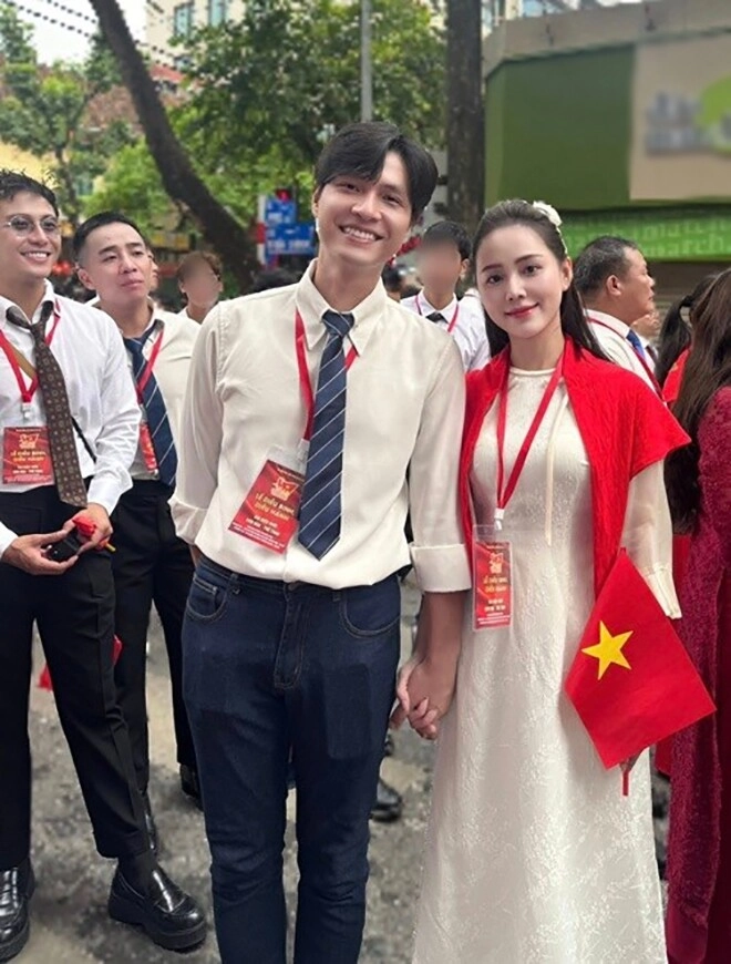 Cùng 34 tuổi và thuộc đội diễu hành a80 song luân được gán ghép với khả ngân tô dũng cùng bạn gái tình tứ không rời - 2