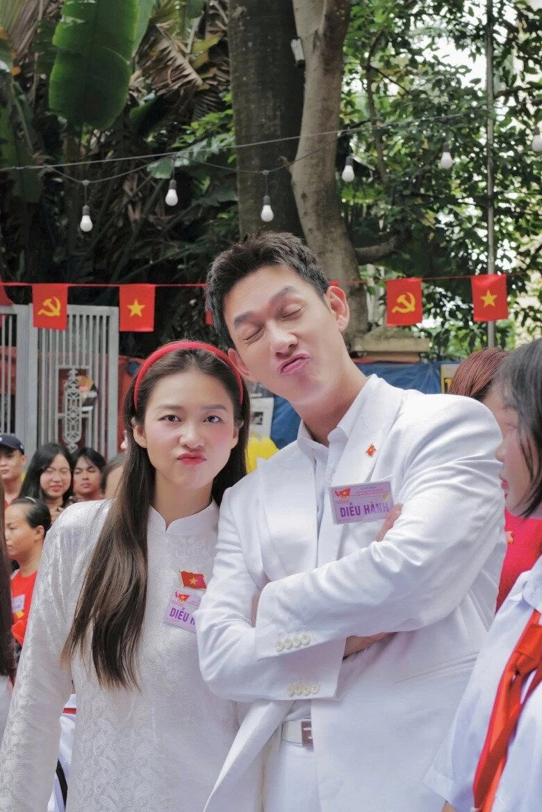 Cùng 34 tuổi và thuộc đội diễu hành a80 song luân được gán ghép với khả ngân tô dũng cùng bạn gái tình tứ không rời - 9