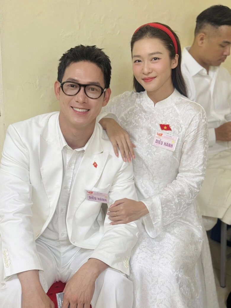 Cùng 34 tuổi và thuộc đội diễu hành a80 song luân được gán ghép với khả ngân tô dũng cùng bạn gái tình tứ không rời - 10