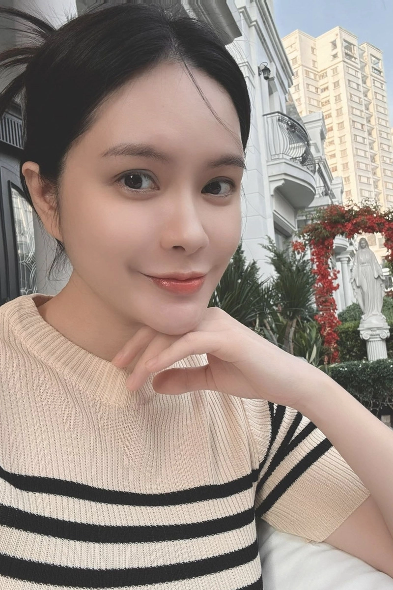 Cuộc sống xa hoa và những ồn ào gây tranh cãi của ca sĩ đoàn di băng - 1