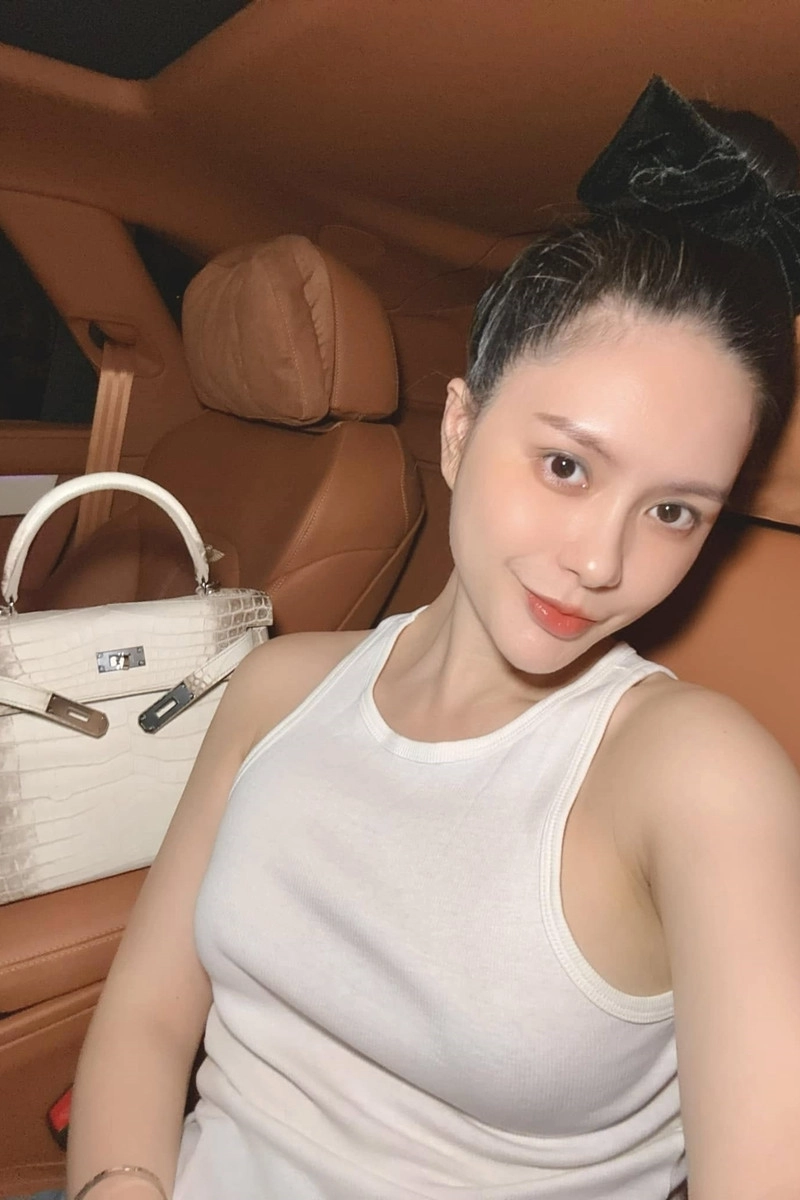 Cuộc sống xa hoa và những ồn ào gây tranh cãi của ca sĩ đoàn di băng - 9