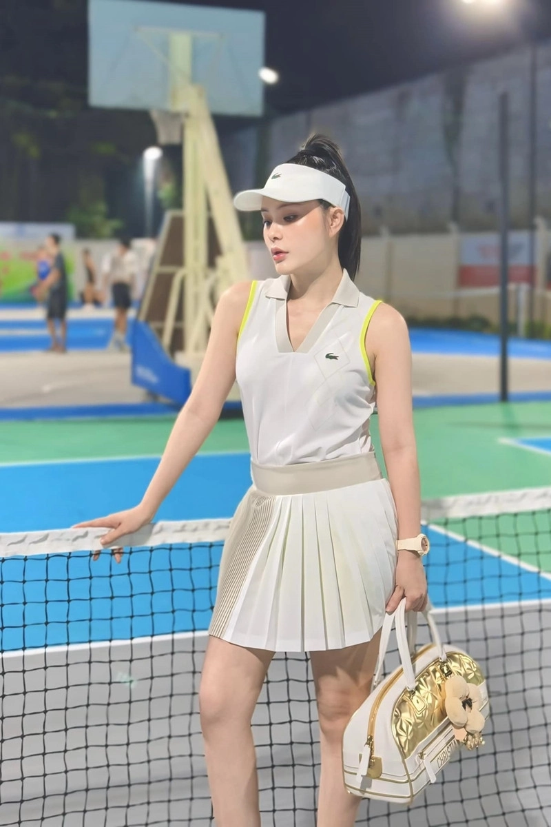 Cuộc sống xa hoa và những ồn ào gây tranh cãi của ca sĩ đoàn di băng - 11