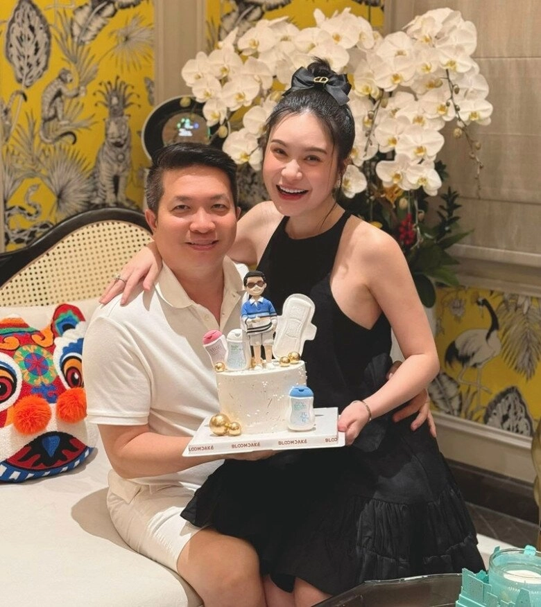 Cuộc sống xa hoa và những ồn ào gây tranh cãi của ca sĩ đoàn di băng - 15