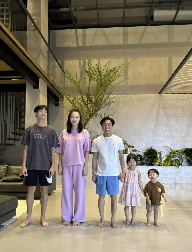 Cường đô la phản ứng lạ trước bình luận sắp có thêm em bé đàm thu trang đi giày bệt vẫn cao hơn chồng thấy rõ - 6