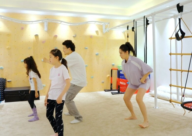 Cựu hoa hậu hoàn vũ nặng 75kg sau sinh 10 năm ở nhà làm nội trợ vẫn lấy lại dáng nuột nhờ ăn đúng món - 9