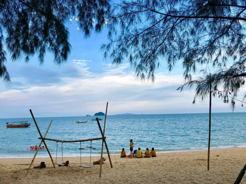 Đặc sản gà mọc râu trên đảo hoang sơ ở quảng ninh da vàng giòn thịt thơm nức - 1