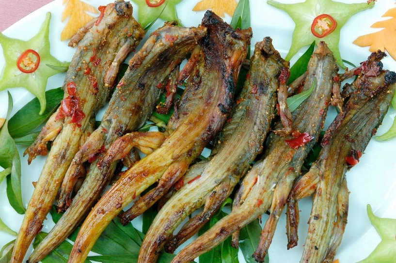 Đặc sản hiếm có ở miền trung nhìn bề ngoài nổi da gà nhưng cực thơm ngon xưa ít ai dám ăn nay thành món hút khách du lịch - 3