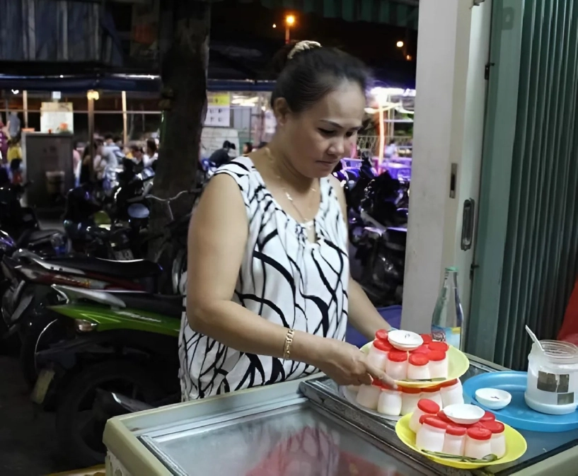 Đặc sản nhà làm chỉ có ở đà nẵng cả xóm bán một món ăn vặt lạ mà quen hương vị 3 trong 1 ai cũng ăn được - 4
