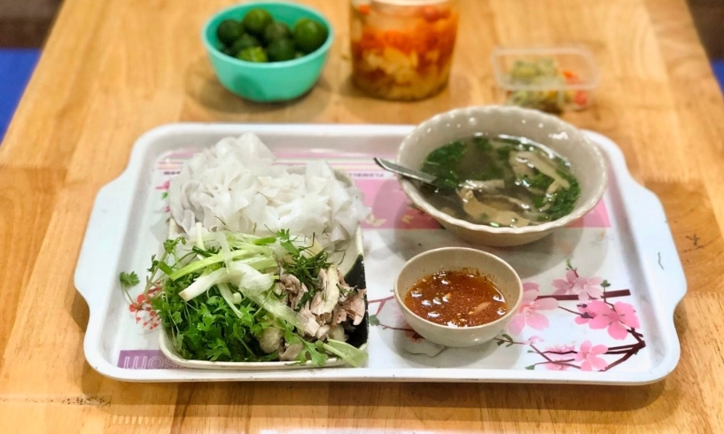 Đặc sản phở gà chấm chỉ có ở hà nội sợi phở phải thái to gà xé cầu kỳ lạ từ hình thức tới hương vị - 1