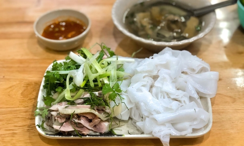 Đặc sản phở gà chấm chỉ có ở hà nội sợi phở phải thái to gà xé cầu kỳ lạ từ hình thức tới hương vị - 3