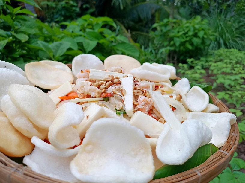 Đặc sản xa xỉ trắng nõn nà đốn cả cây cao hàng mét mới thu được vài kg - 7