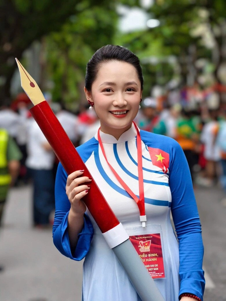 Dàn btv vtv tham gia diễu hành a80 người từng không được lên dẫn vì quá xấu người thi đỗ 2 trường đại học - 7