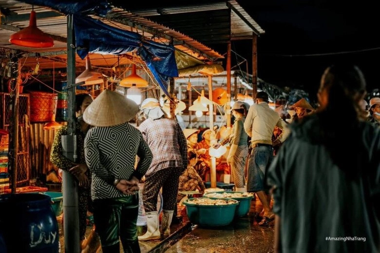 Dân địa phương mách bạn khu chợ bán hải sản cực rẻ ở nha trang đảm bảo tươi ngon vừa đánh bắt từ biển lên - 2