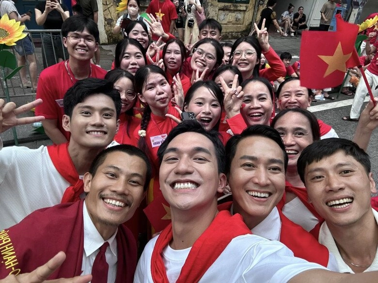 Dàn sao diễu hành sơ duyệt a80 đen vâu e thẹn đứng cạnh hoàng thùy linh dương hoàng yến đi lạc vào khối thiếu nhi - 10