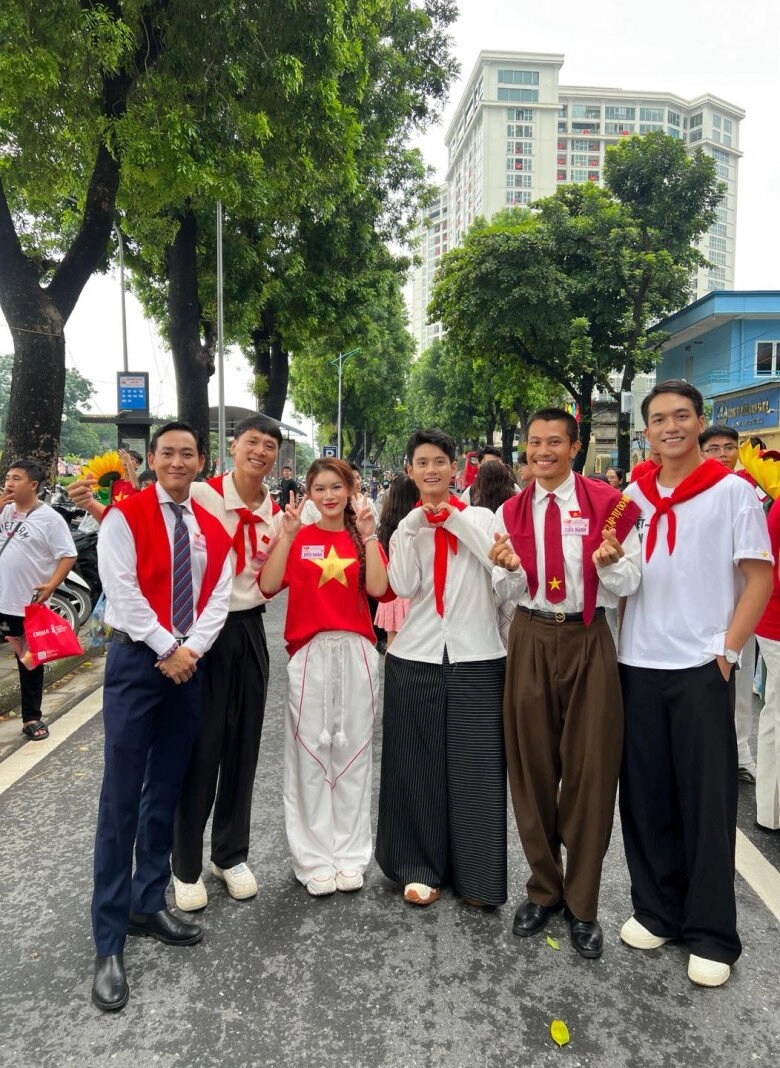 Dàn sao diễu hành sơ duyệt a80 đen vâu e thẹn đứng cạnh hoàng thùy linh dương hoàng yến đi lạc vào khối thiếu nhi - 11