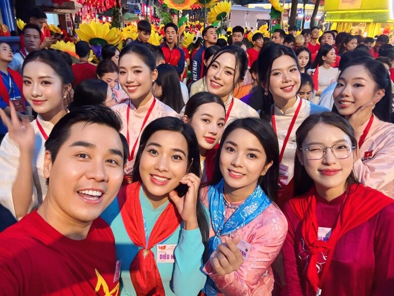 Dàn sao diễu hành sơ duyệt a80 đen vâu e thẹn đứng cạnh hoàng thùy linh dương hoàng yến đi lạc vào khối thiếu nhi - 14