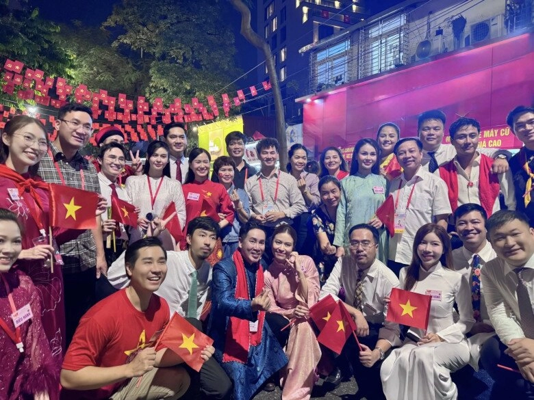 Dàn sao diễu hành sơ duyệt a80 đen vâu e thẹn đứng cạnh hoàng thùy linh dương hoàng yến đi lạc vào khối thiếu nhi - 24